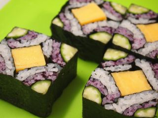 四角い巻きずし きゅうりバージョン 体験プランではピンクの魚肉ソーセージに変更