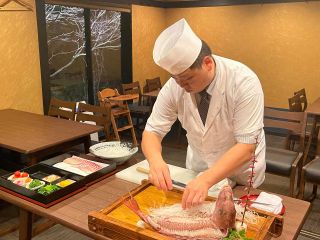日本料理まつき 黒之瀬戸に上がる天然鯛を見事な包丁捌きと様々な料理方法でご提供します。この続きは現地で店主自らの会話と共にお楽しみください。