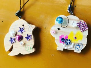 どうぶつのオーナメントにシールや色をつけてデコります。