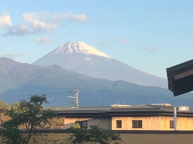 空気が澄んだ日には、露天風呂から富士山を眺めることができます。