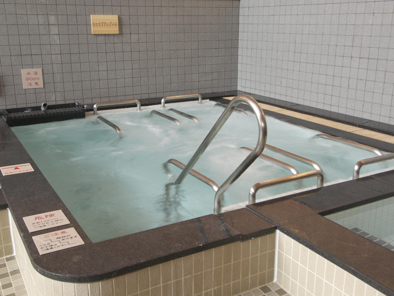 当店のアトラクション風呂は、寝湯、ジェットバス、電気風呂など種類が豊富です。強力なジェット噴流が全身をくまなく包み、疲れを癒やします。