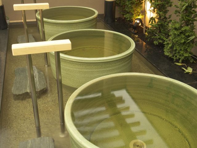 陶製(とこなめ焼)の浴槽に適温のお湯をためた五右衛門風呂のようなお風呂です。陶器の遠赤外線効果により身体の芯から温まります。