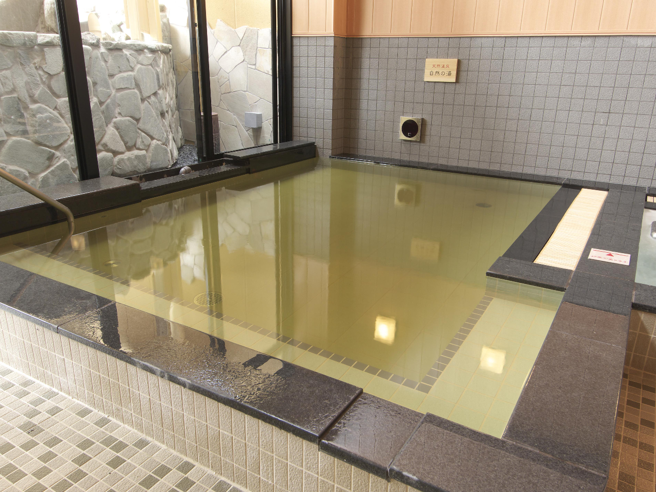 天然温泉 自然の湯 地下1300余メートルから湧き出でた自然の恵みを心行くまでご堪能ください。