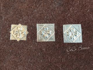 5cm x 5cmのモチーフを1つ作ります。同じ図案ですが、仕上げ方法によって雰囲気が変わります♪