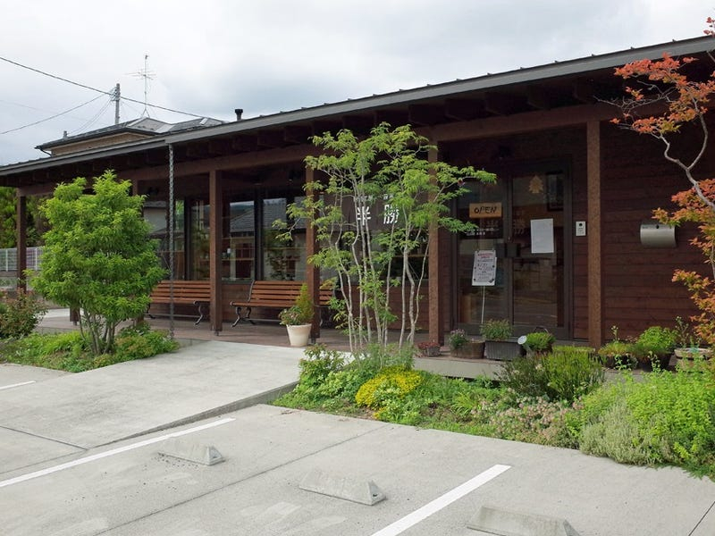 �J�[�i�A�}�n�W�j�A����̖��Ɓi�ꉮ�j�́A�����ɓ�ʁE���ʂ̌��ɍ����o�����݁i�Ђ����j�A�܂��͂��̉��̋�ԕ������C���[�W���������ł��B