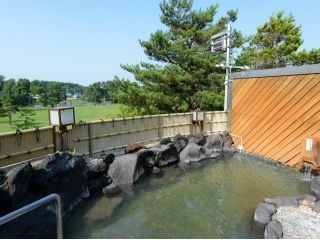 北海道屈指の湧出量=毎分1150リットル。pH値7.8の弱アルカリ性泉で肌に優しい泉質です。