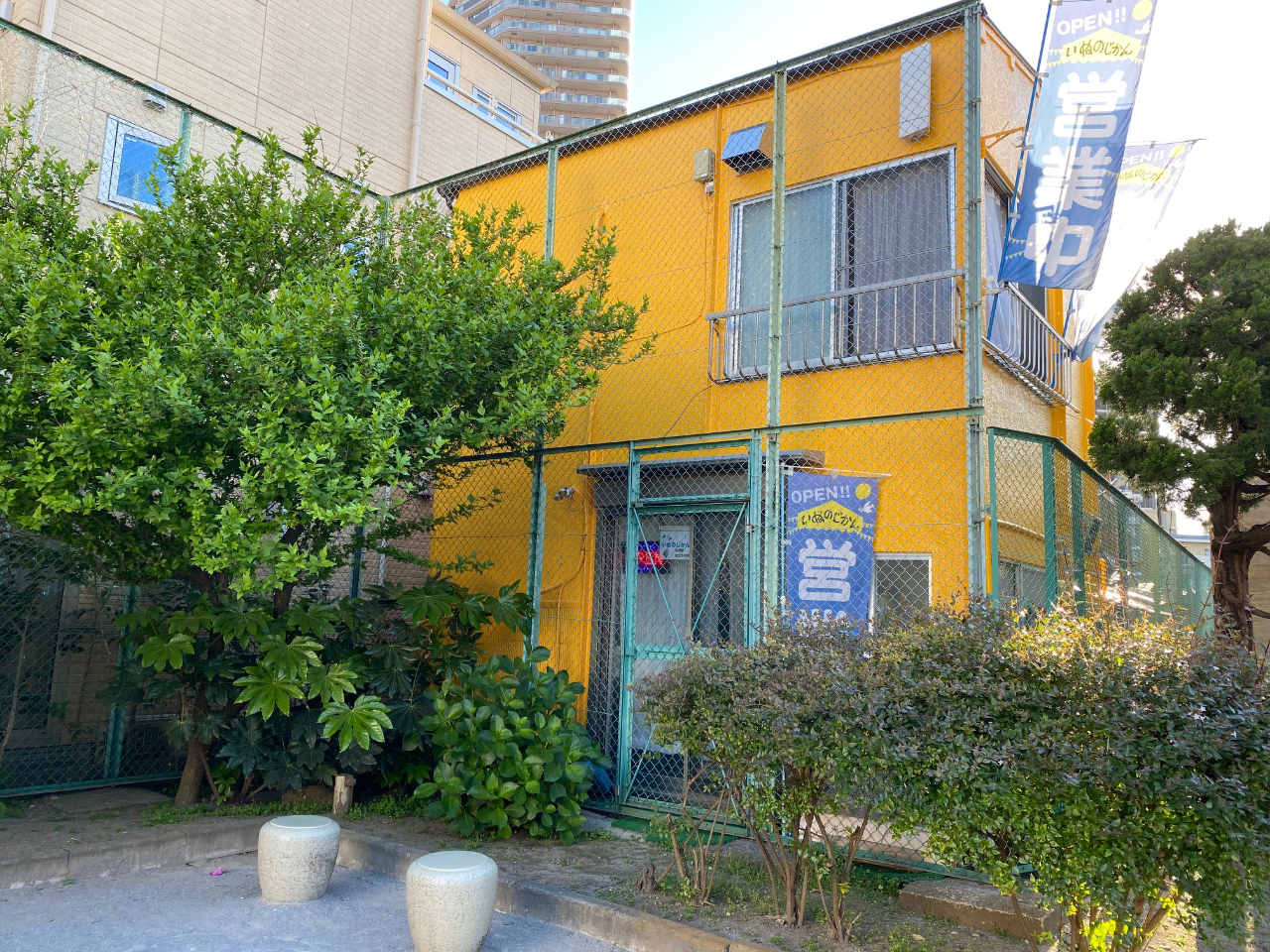 Hł͂ȂAk˓񒚖ڌɗאڂˌĂłB̒ɓƉFƁycƒz̃m{܂B͔ΑłB