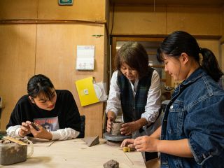 陶芸歴30年の先生が丁寧に教えてくれます