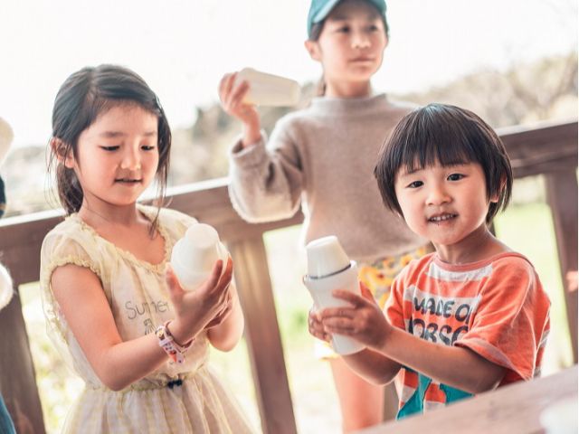 専用容器で生クリームをシェイクしてバターを作ります。ちょっと体力がいるので、みんなで交代しながらシェイクシェイク!