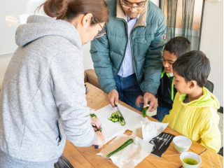 浅漬け作り。この日は、浅漬けを初めて食べるというバングラデシュの親子が参加してくれました