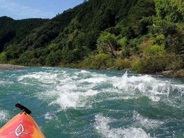 ザブザブと波立つ瀬を下る