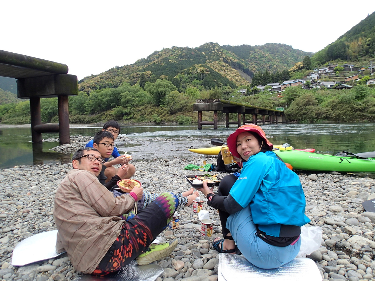 カヌーに、お弁当とお茶を積んで、リバーピクニック