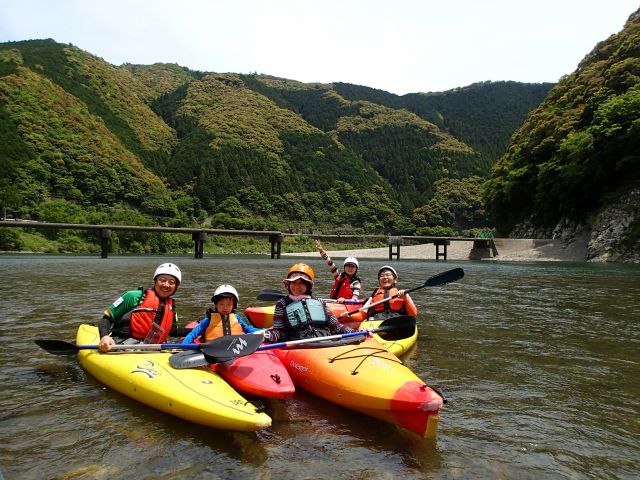 岩間沈下橋をバックに