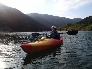 晩秋の川は水面がキラキラ