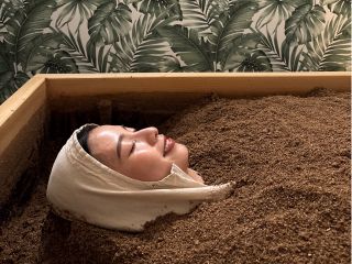 完全個室の酵素風呂!ふかふかのヒノキのパウダーに包まれて、リラックスしながら温活。電気やガスを使用せず天然の発酵熱で身体の芯まで温めてデトックス!