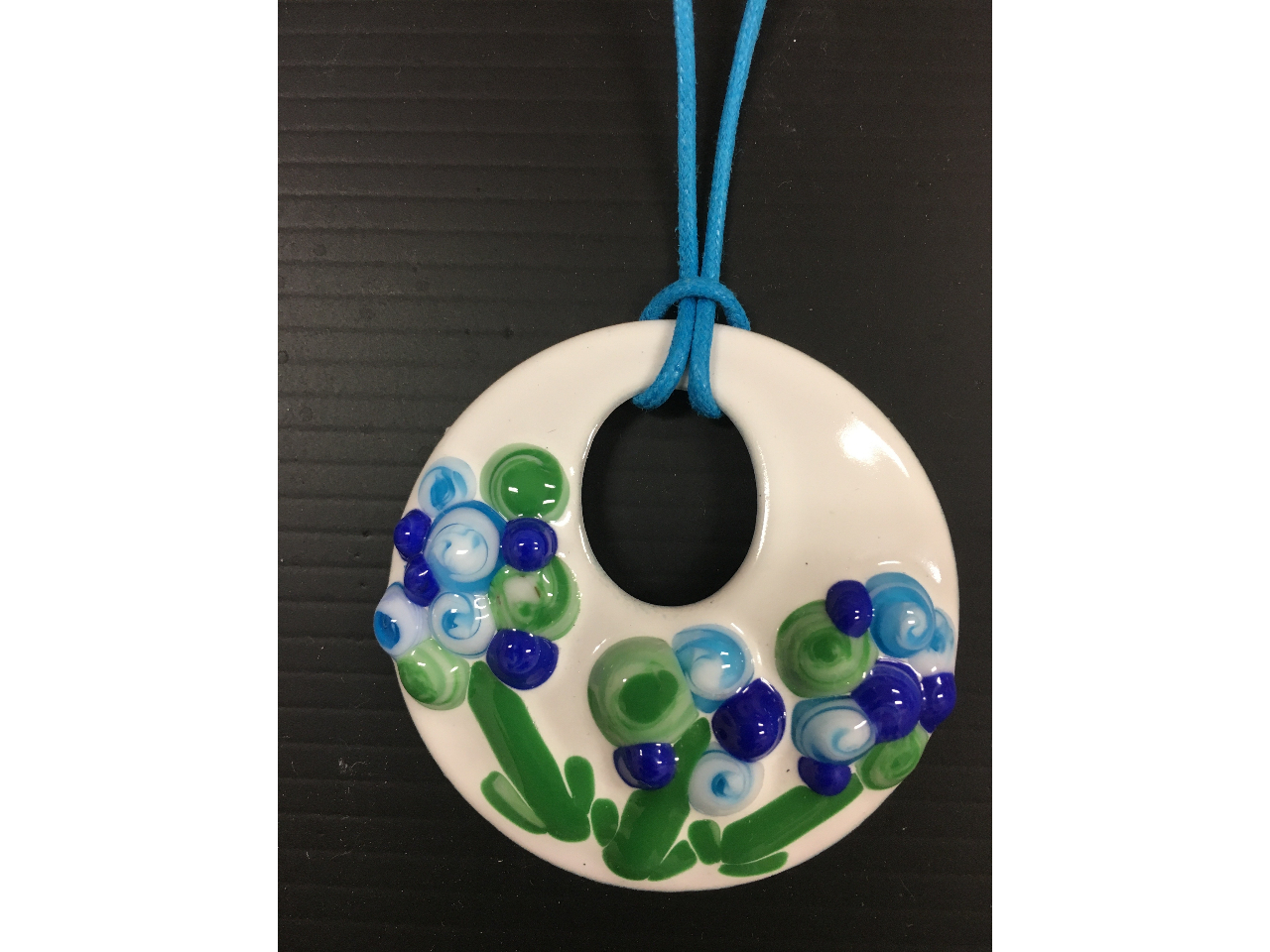 B コース・ホーローの台にベネチアンガラスを乗せてデザインして作成します。