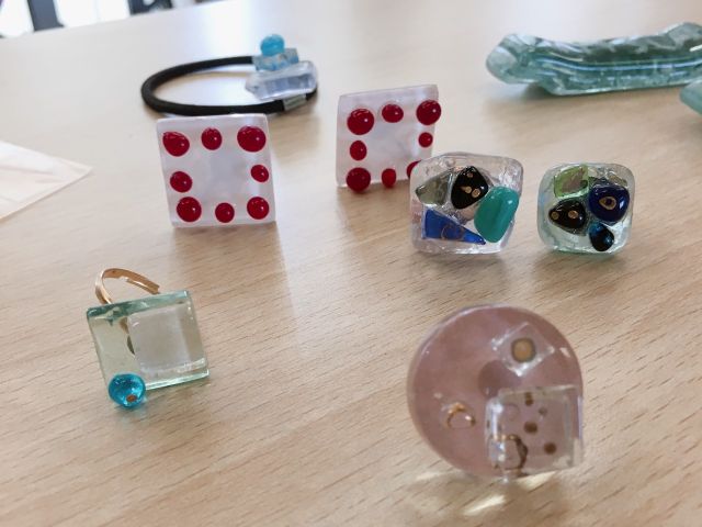 半田 気軽に 色ガラスアクセサリーづくり ファミリー カップルにおすすめ ギャラリーイリマル じゃらん遊び体験 半田 気軽に 色ガラスアクセサリーづくり ファミリー カップルにおすすめ ギャラリーイリマル じゃらん遊び体験