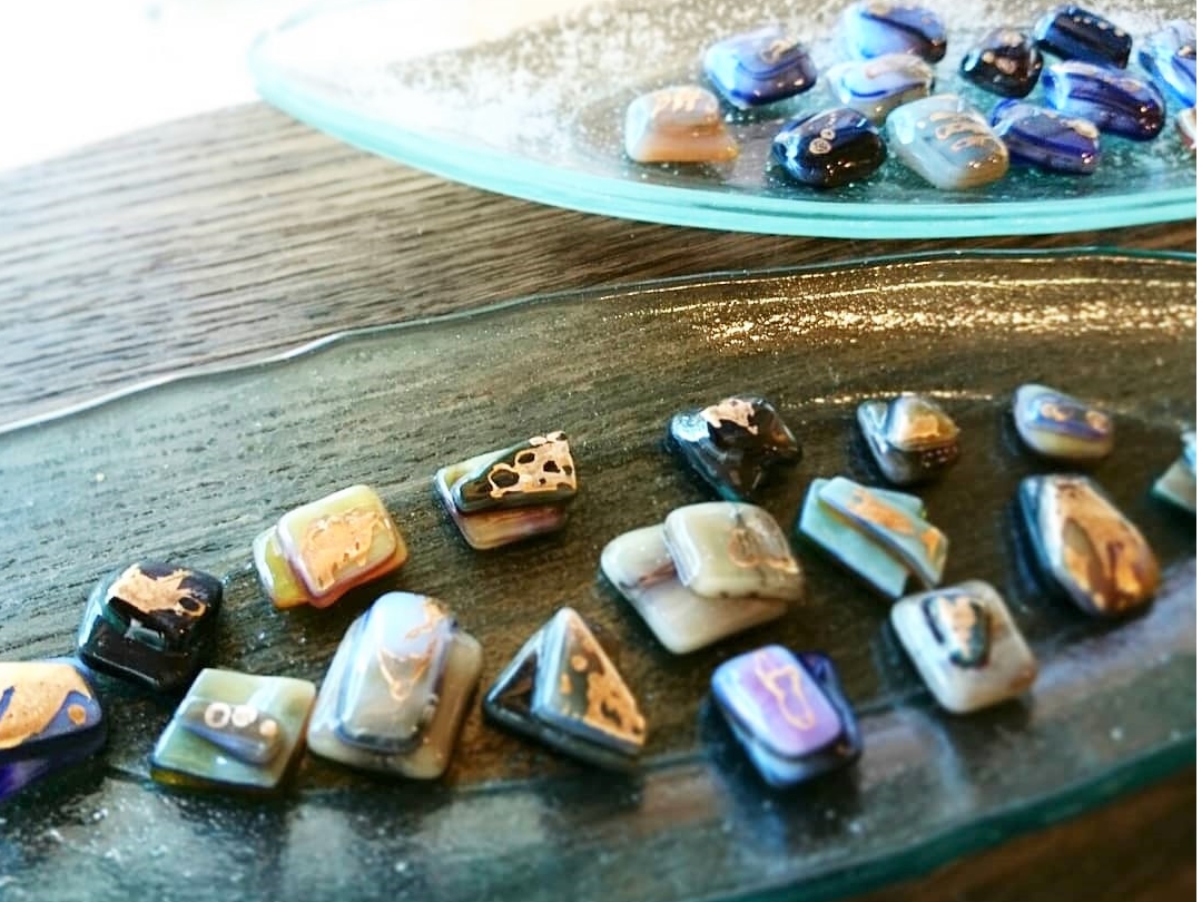 ��l���ۂ��K���X���������񂲗p�ӂ��Ă���܂��B�J�b�v���̕��ɂ��I�X�X���̌��ł��B