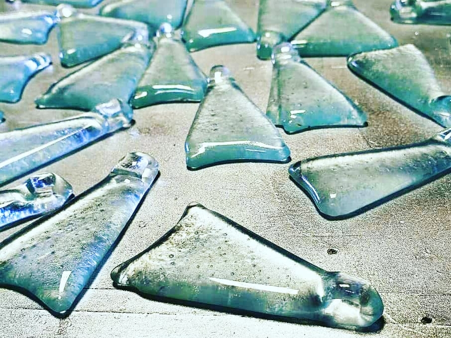 u͈ŁAȌ`ƐF܂B̂300~łB