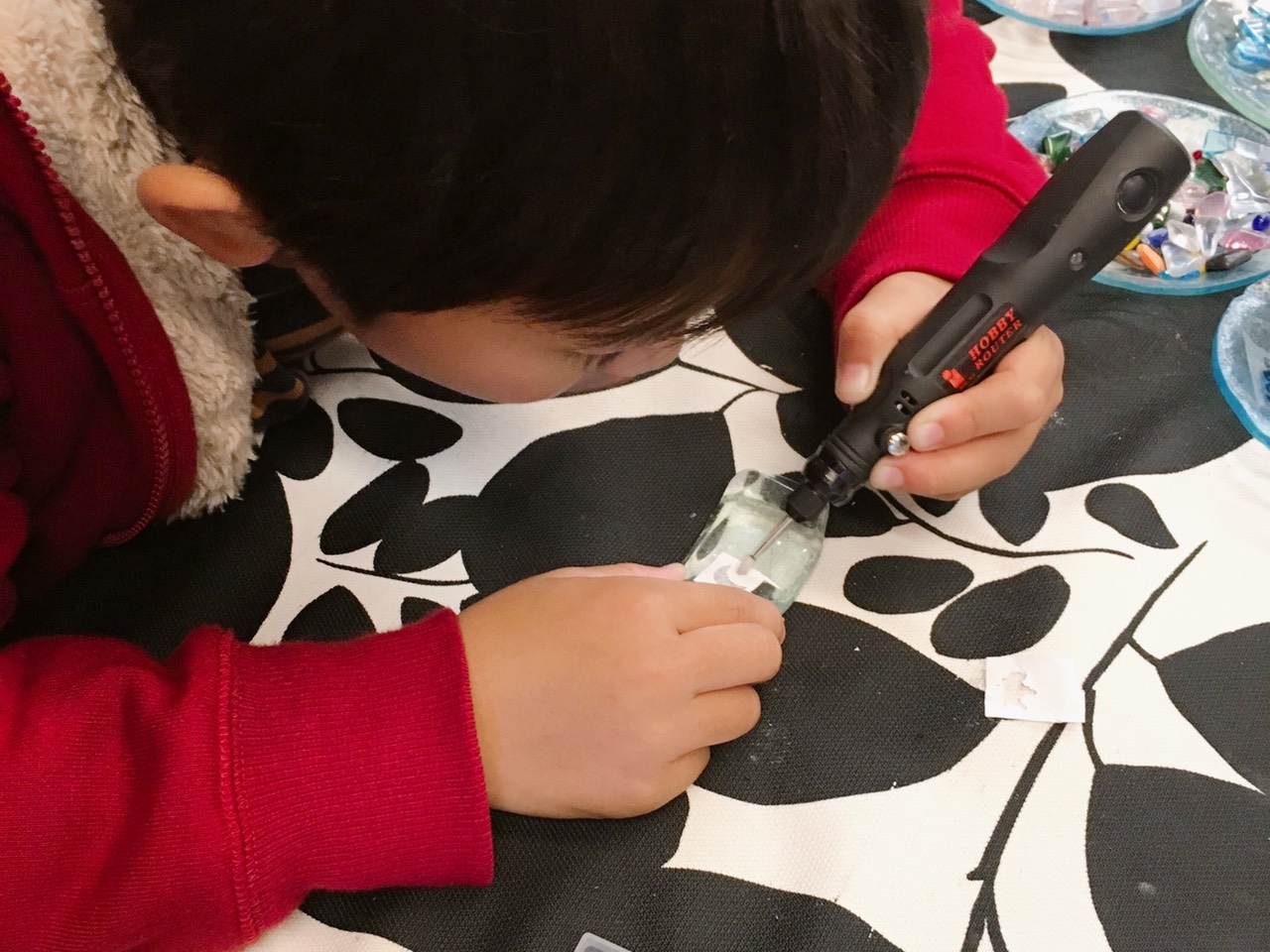 小学校高学年のお子様は、電動のルーターを使っても体験できます!ガリガリ削って削って削りまくってください。