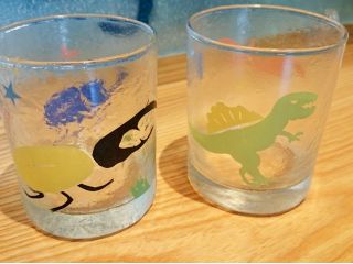 転写シートをハサミやカッターで切って貼ります。あとはスタッフが窯に入れて焼きます。