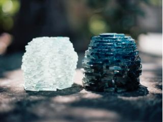 板ガラスを積み上げてオリジナルのランプを作ります。お昼でも自然の光で綺麗に見えます。