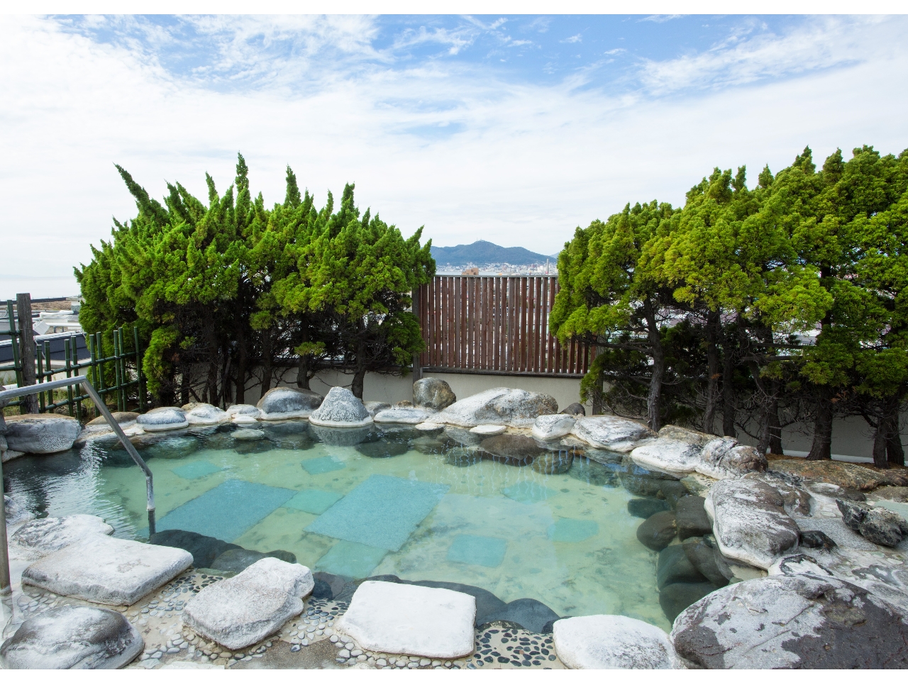 【日帰り入浴&サ活プラン】湯の川一望!空を見上げて「ととのう」