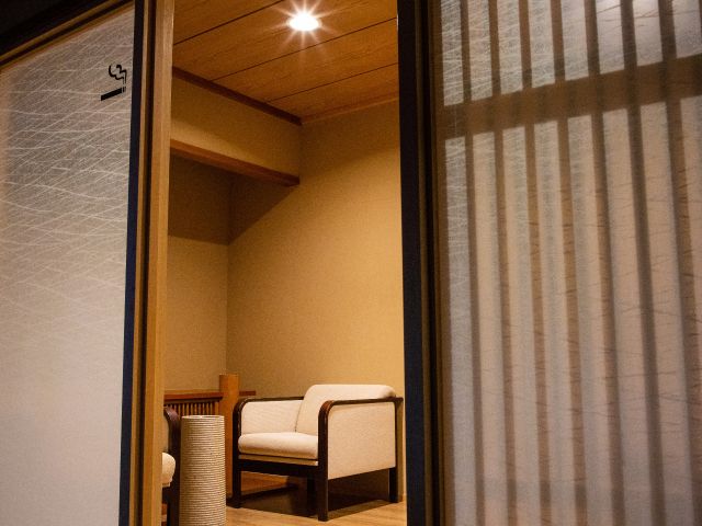 喫煙コーナーは1階、2階にあり