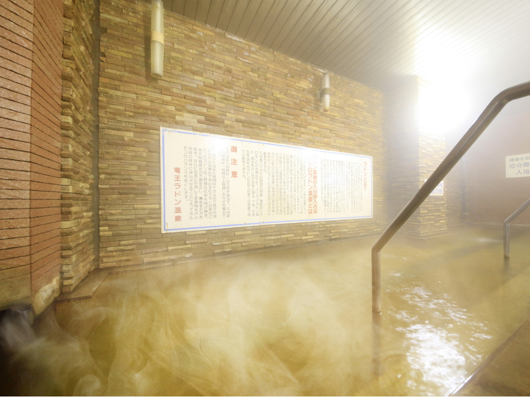 男性 ラドン吸入室 ラドン室の温泉も掛け流し