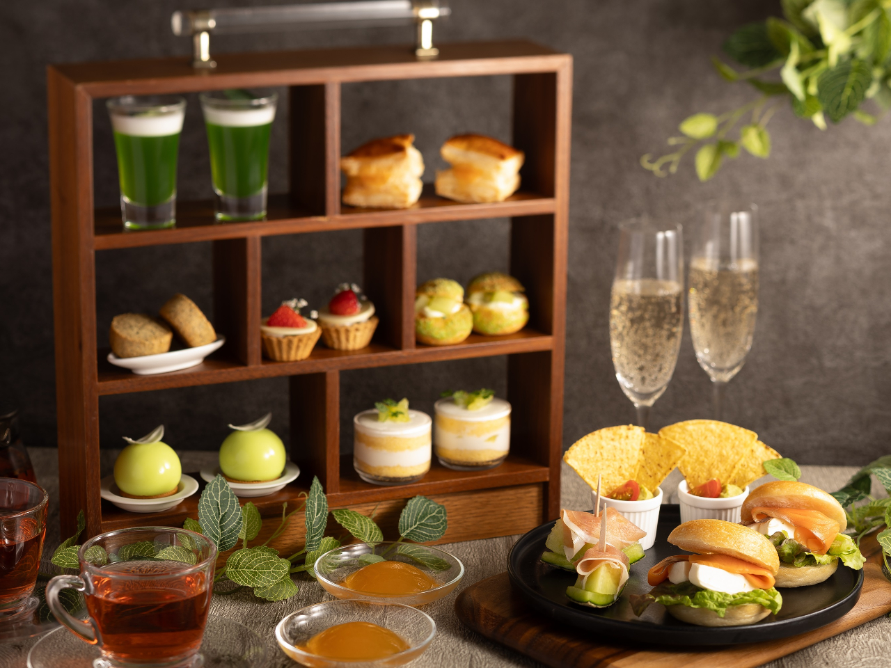 【初夏のメロンアフタヌーンティー】KUSMI TEAなどドリンクフリーフロー付！...