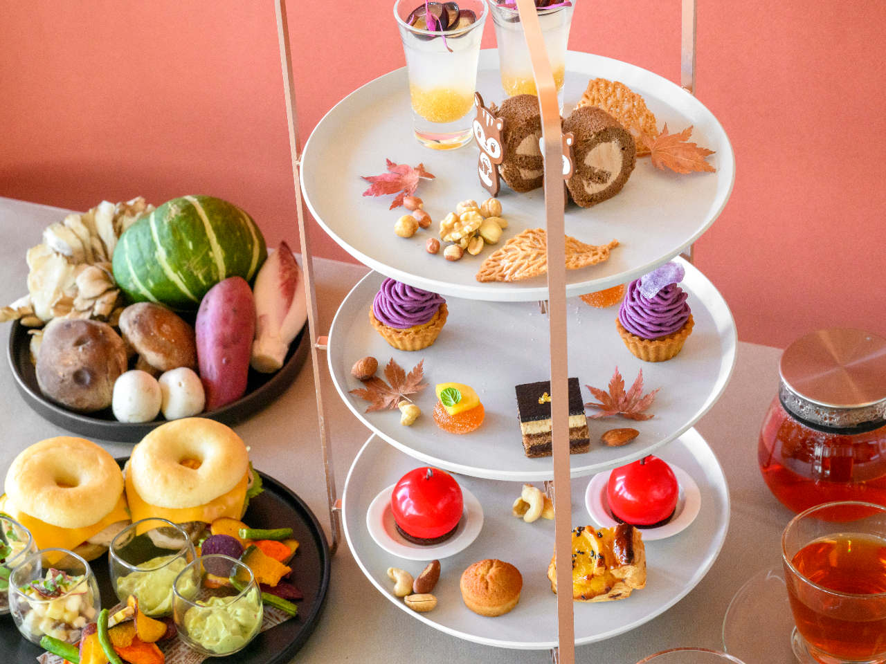 梨、栗、柿、紫いもなど、秋といえば!な味覚をたっぷりと使用したアフタヌーンティーを作りました。