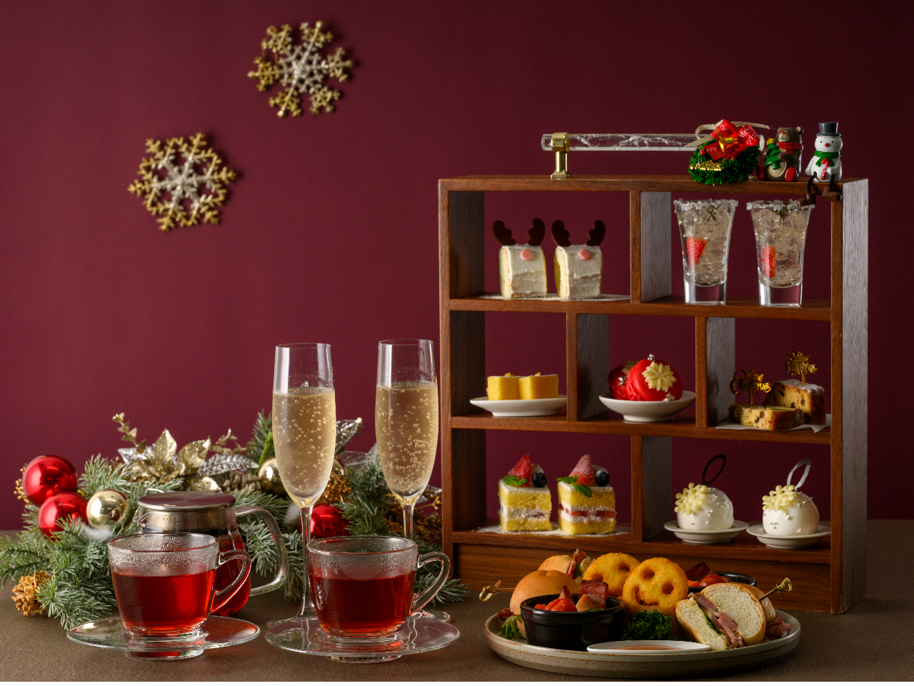 いちごやショコラなどを可憐に仕立てたスイーツを、心も体も温まるセイボリーと合わせた彩りゆたかなクリスマス限定のアフタヌーンティーセットです。