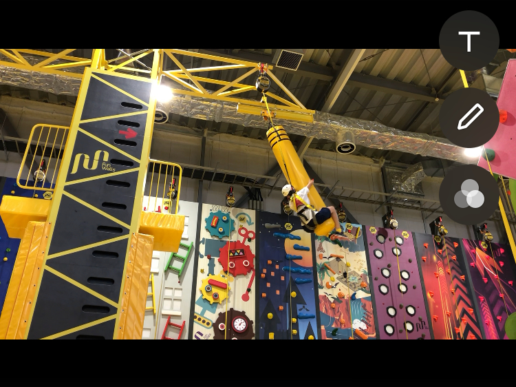 �u�o���G�e�B�E�H�[���v8���̍����ɗl�X�Ȍ`��̃N���C�~���O�E�H�[�������т����B