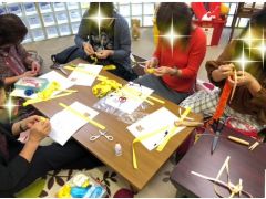 レイを作っている様子(グループレッスンしていましたが、コロナ以降は個人又は少人数レッスンにしています)