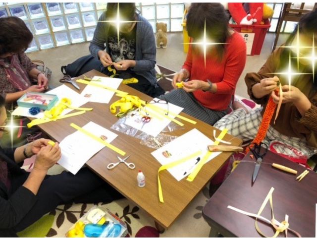 レイを作っている様子(グループレッスンしていましたが、コロナ以降は個人又は少人数レッスンにしています)