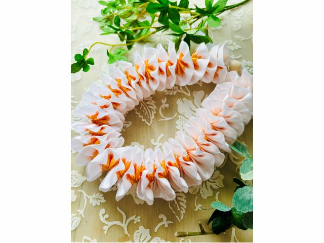 プルメリアハーフ(通常のレイの半分の長さです) リボンレイと言えばコレ!王道ながら基礎が沢山つまった可愛いレイです。※色は当日のリボンの在庫によって変わります