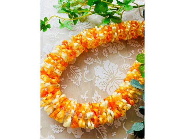 マリーゴールドハーフ(通常のレイの半分の長さです) 作っていて楽しいレイです。作り方を知ったら感動します。 ※色は当日のリボンの在庫によって変わります。