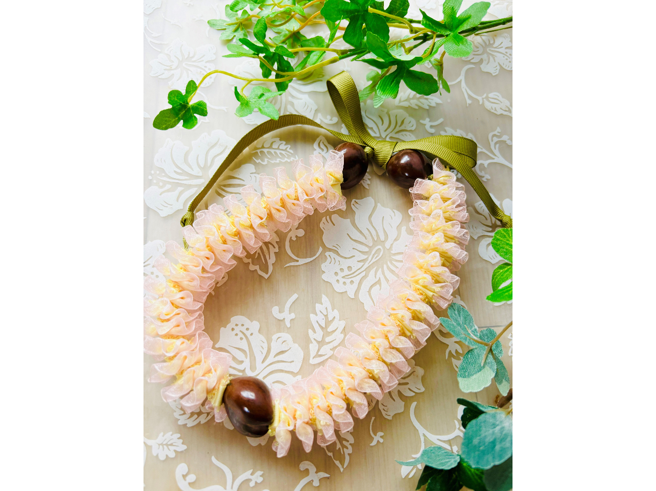 ランタンイリマハーフ(通常の長さの半分です) プルメリアよりも細かく、元気なイメージのレイです ※色は当日のリボンの在庫によって変わります