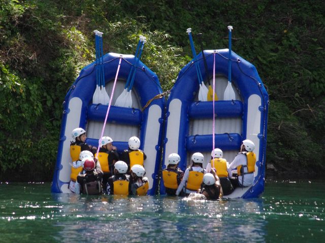デッキーズラフティング:コロナ復興応援価格!!\当日予約OK/*半日ラフティング*激流に乗っておおはしゃぎ!日ごろのストレスをぶっ飛ばそう!写真撮影のサービスも◎