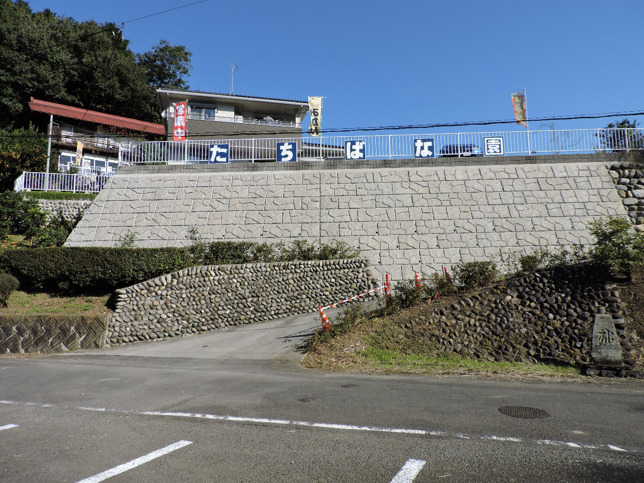 ここ(駐車場の反対側)から徒歩で上ってください。受付がございます。