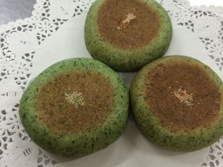地元でとれたよもぎを使って焼くよもぎあんパン