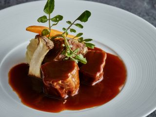 牛頬肉の赤ワイン煮込み