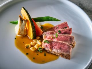 牛ロース肉のポワレ 茸とマジョラム風味ソース仕立て
