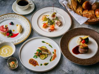 【お祝いランチプレミアム】お祝いランチコースのメニューに加え、シェフがおすすめする本日の魚料理がついた少し贅沢なお祝いランチコース。