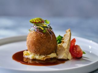 フリカデル風メンチカツ マディラ酒香る赤ワインソース