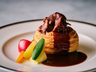 しあわせ絆牛の赤ワイン煮込み デニッシュケースにのせて