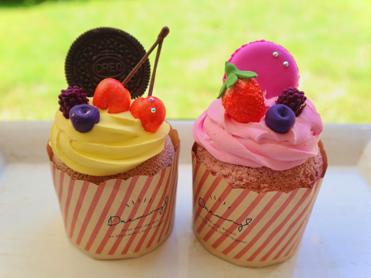 クレイで作るマカロン・オレオのカップケーキのどちらかをお選びいただきます。クリーム・スポンジ・ベリー・オレオ・マカロンはお好みのお色で粘土でお作りいただけます。