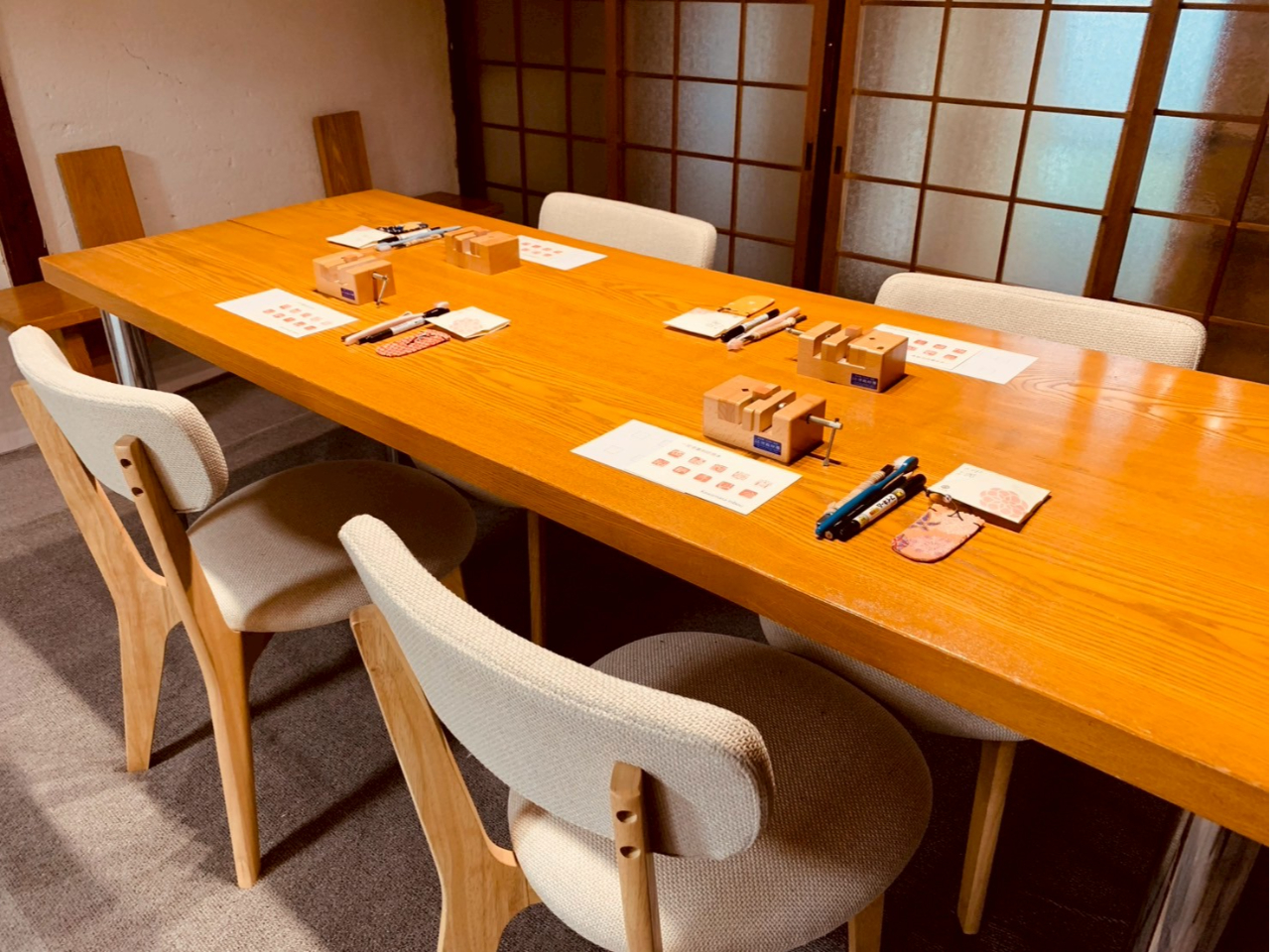 �e�[�u���ƈ֎q�ɂȂ��Ă��܂��̂ŁA�������Ƒ̌����Ă��������܂��B