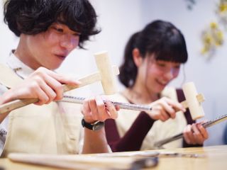 専用の工具を使って指輪を手作りしていただきます。本格的な彫金体験をお楽しみいただけます。