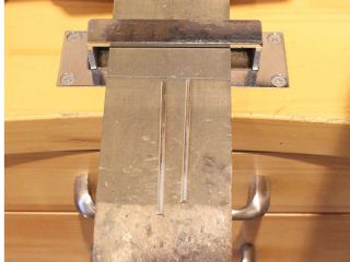 1本の地金から制作をスタートします!それぞれのリングサイズに合わせて素材を切り出します。